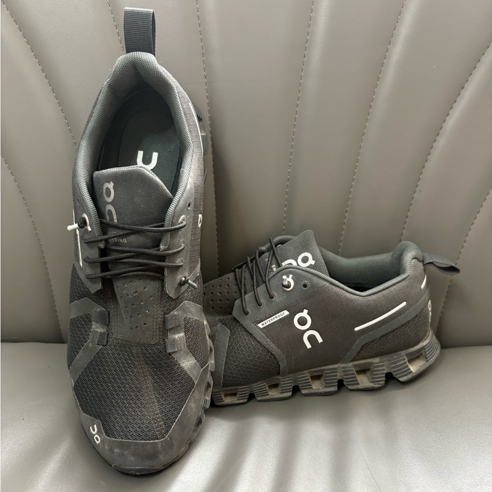 On Running Women’s Black Athletic Shoes size 8.5